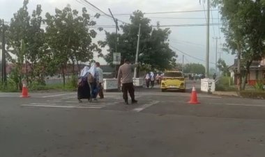 Polsek Karangsembung Polresta Cirebon Laksanakan PH Pagi di Jalan Raya Karanganyar Wujud Kepedulian Polri terhadap Keselamatan Masyarakat