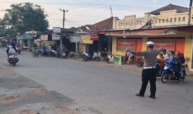 Polsek Arjawinangun Polresta Cirebon Laksanakan Pengaturan Lalu Lintas Pagi di Simpang SMAN 1 untuk Kelancaran Aktivitas Masyarakat
