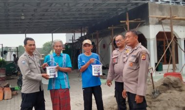 Polsek Depok Berikan Bantuan Cat untuk Rehab Musholla Al Muhtadin