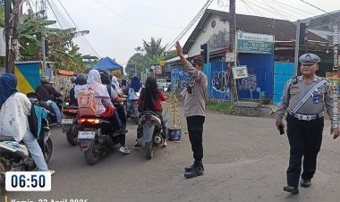 Polsek Pabuaran Polresta Cirebon Tingkatkan Pelayanan Melalui Pengaturan Lalu Lintas Pagi