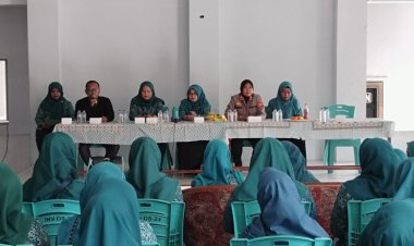Kapolsek Ciwaringin Polresta Cirebon Gelar Jumat Curhat Bersama PKK Kecamatan Ciwaringin di Desa Galagamba