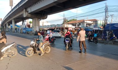 Pengaturan Lalu Lintas Pagi, Polsek Gebang Berikan Rasa Aman di Jalur Pantura Pasar Gebang