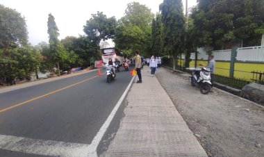 Polsek Beber Atur Lalin Dekat SMPN 1 Beber